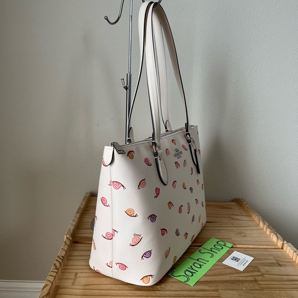 ✅Coach Gallery Tote with snail printed - Picture 4 of 13